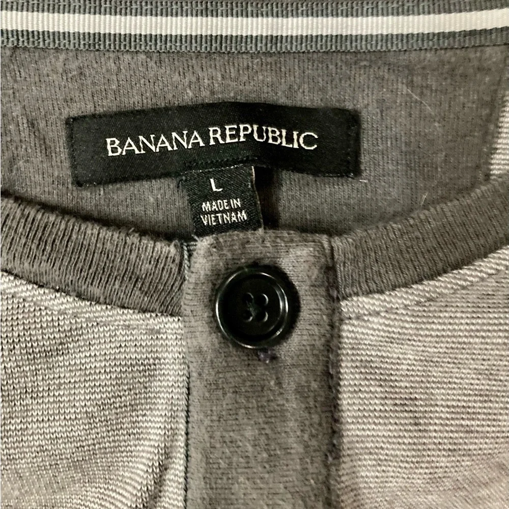 Banana Republic Men’s Size‎ Large Two Tone Grey Henley Shirt